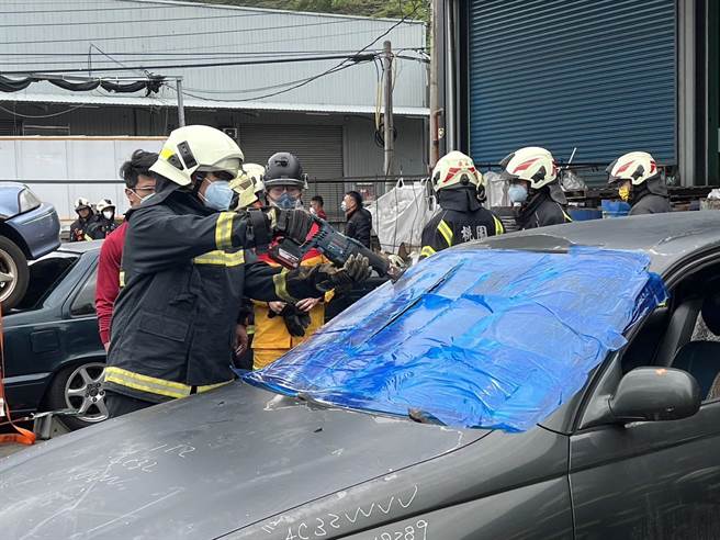 第一消防大队龟山分队、坪顶分队及迴龙分队，在义消大方提供报废车下，练习拆解帮助受困者脱困，提升车祸救援现场的抢救效率。(消防提供／蔡依珍桃园传真)