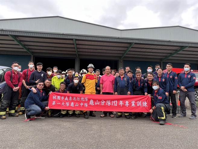 第一消防大队龟山分队、坪顶分队及迴龙分队，在义消大方提供报废车下，练习拆解帮助受困者脱困，提升车祸救援现场的抢救效率。(消防提供／蔡依珍桃园传真)