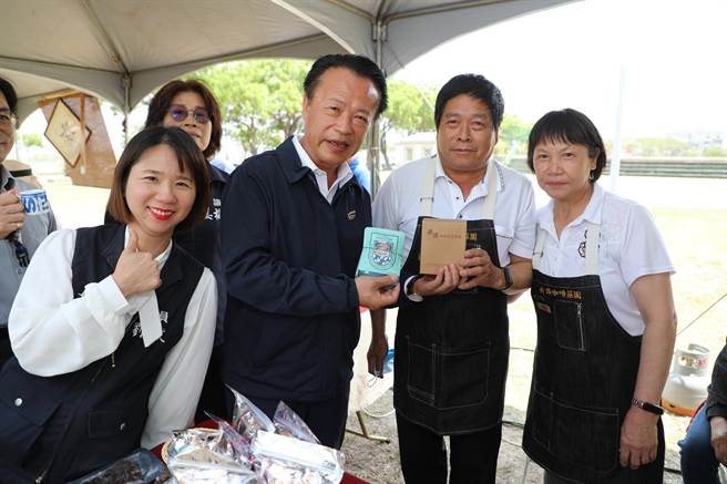 嘉義縣長翁章梁推薦農村好物。（嘉義縣政府提供／廖素慧嘉縣傳真）