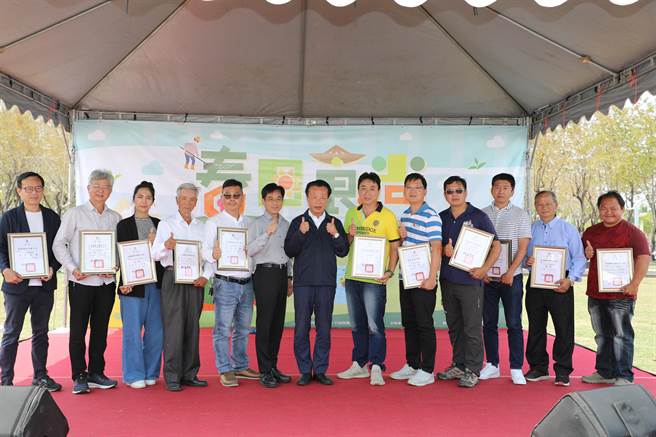 嘉義縣長翁章梁頒獎表揚農村再生計畫獲獎社區。（嘉義縣政府提供／廖素慧嘉縣傳真）