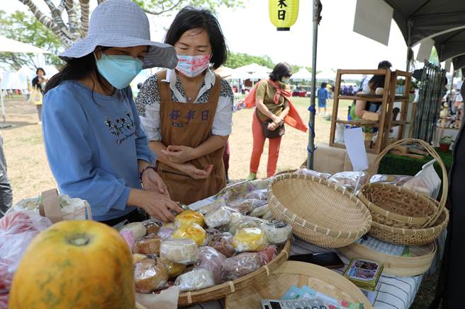 嘉義縣農村再生計畫成果展，產品吸引民眾參觀。（嘉義縣政府提供／廖素慧嘉縣傳真）