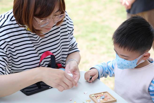 嘉義縣農村再生計畫成果展，民眾體驗DIY。（嘉義縣政府提供／廖素慧嘉縣傳真）