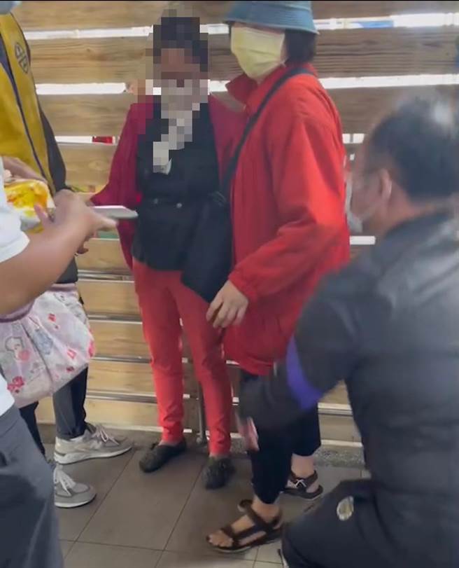 台南市30歲葉姓女警（右邊戴藍帽者）喬裝老婦人，成功逮獲60歲許姓女車手。（讀者提供／程炳璋台南傳真）