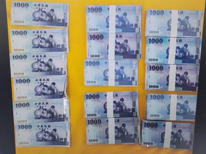 警方準備真假鈔混合的百萬現金，假意交付給女車手再奪回。（讀者提供／程炳璋台南傳真）