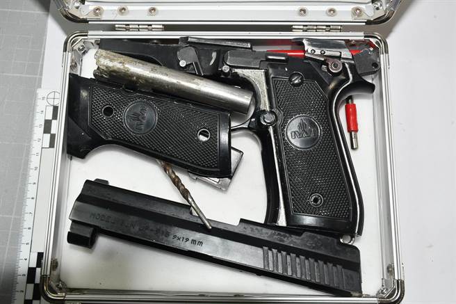 陈姓男子上月底开走友人与租车公司租用的车辆后便人间蒸发，昨傍晚驾车行经花莲吉安乡内小巷时，遭警方拦查，并在车内查获1包约0.72公克的安非他命、改造手枪、子弹等物，经带回讯问后，全案依法移送侦办。（吉安警分局提供／罗亦晽花莲传真）