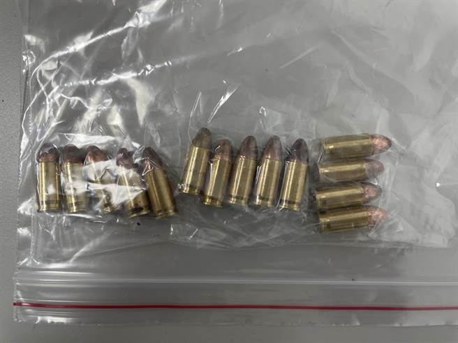 陈姓男子上月底开走友人与租车公司租用的车辆后便人间蒸发，昨傍晚驾车行经花莲吉安乡内小巷时，遭警方拦查，并在车内查获1包约0.72公克的安非他命、改造手枪、子弹等物，经带回讯问后，全案依法移送侦办。（吉安警分局提供／罗亦晽花莲传真）