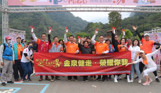 苗栗县长锺东锦等人鸣枪后起跑。（苗栗县政府提供／李京升苗栗传真）