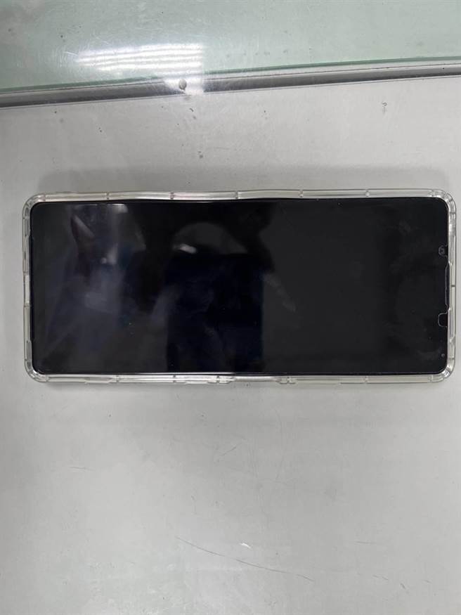 手機藍牙連接針孔，操作攝影鏡頭。（翻攝畫面）