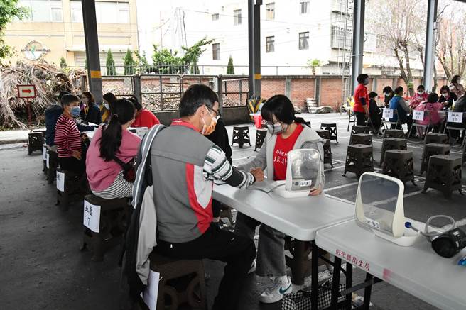 彰化县今年首场万人健检活动今天在秀水高工展开。（孙英哲摄）