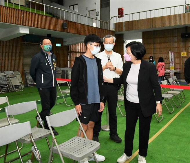 彰化县长王惠美（右一）与卫生局长叶彦伯（右二）到秀水高工关心万人健检活动。（孙英哲摄）