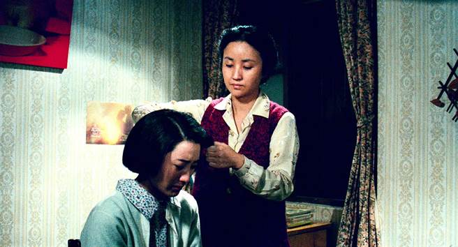 片中陈秋燕（右）将高中女儿苏明明的秀髮剪成狗啃。（海鹏提供）