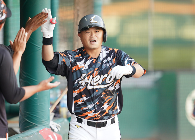 統一獅胡金龍在6局下敲出陽春炮。（統一獅提供）