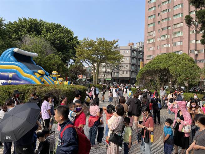 台中市南區健康公園9日下午有一場「親子童樂嘉年華市集」活動，大人帶小孩拚扭蛋機試手氣，現場來了約800人大排長龍。（讀者提供／張妍溱台中傳真）