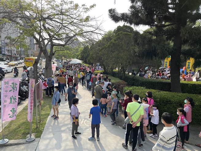 台中市南區健康公園9日下午有一場「親子童樂嘉年華市集」活動，大人帶小孩拚扭蛋機試手氣，現場來了約800人大排長龍。（讀者提供／張妍溱台中傳真）