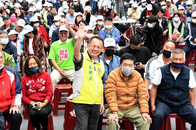 赖坤成投入台东立委初选，今天举行服务处成立茶会。（庄哲权摄）