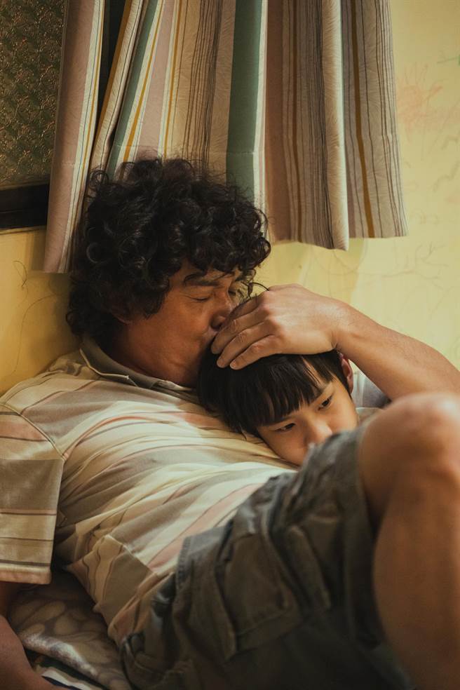 李铭顺在片中与饰演儿子「小杰」唐浩哲的父子和解戏份，让不少观众感动落泪。（大慕影艺、华映娱乐提供）