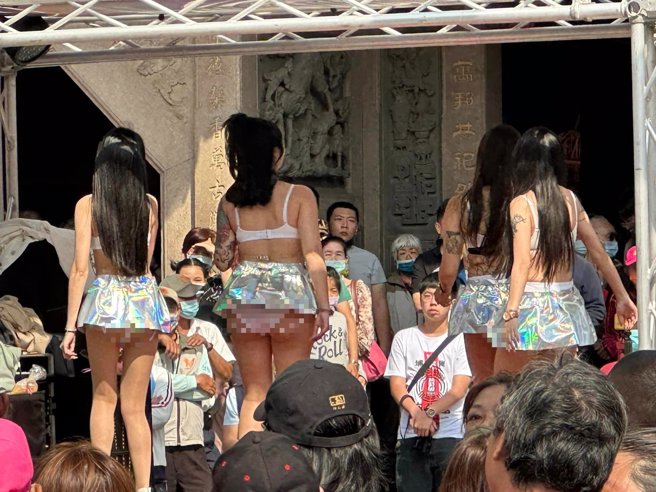 一位网友经过鹿港天后宫时直击辣妹热舞团，感到相当疑惑。（翻摄自爆废公社脸书）