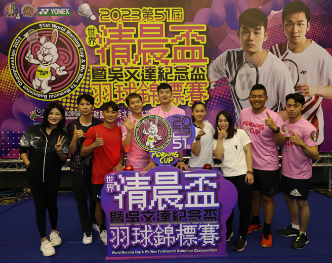 马来西亚退役羽球女将吴柳莹（左起）、台湾拳击女将林郁婷、「柔道男神」杨勇纬、羽球男双组合李洋／王齐麟、空手道女将文姿云、「举重女神」郭婞淳、射击好手杨昆弼及体操好手萧佑然，出席清晨杯活动力挺羽球。（全民羽协提供）