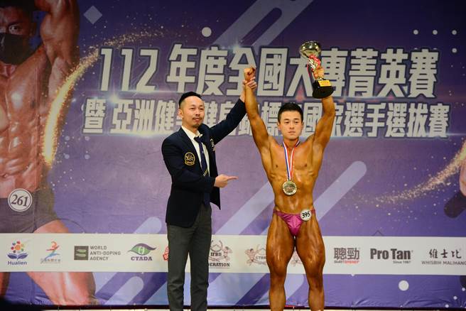 经过连续两天激烈赛事，台北市立大学运动健康科学系游政宪荣获大专菁英健美先生。（王志伟摄）