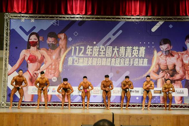 各组冠军，争夺全场总冠军，因强度高，观眾直呼过瘾。（王志伟摄）