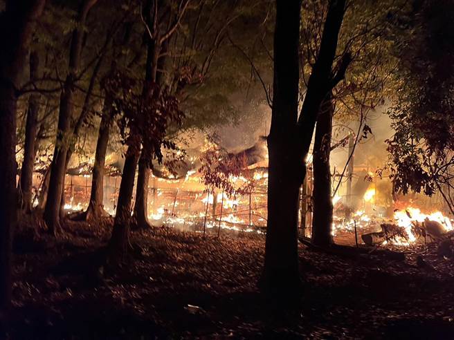 台南市關廟區關新路二段一處雞舍發生火警，現場全面燃燒。（讀者提供／洪榮志台南傳真）