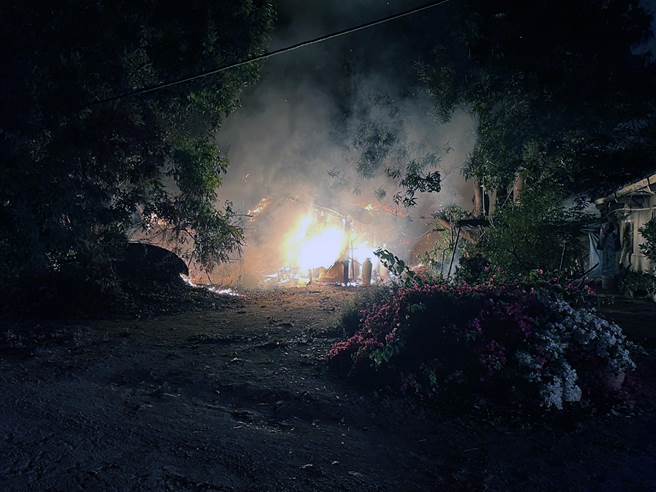 台南市關廟區關新路二段一處雞舍發生火警，現場全面燃燒。（讀者提供／洪榮志台南傳真）