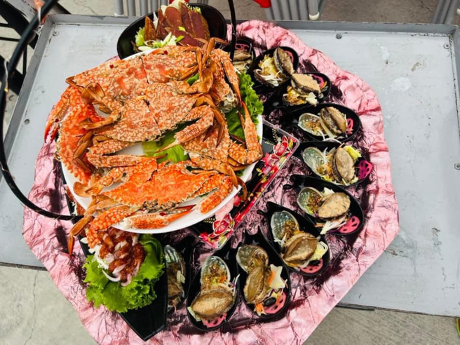 海鲜大拼盘。（林雅惠摄）