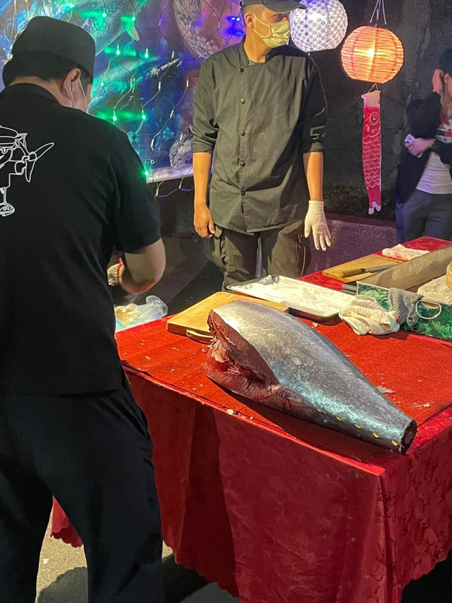 现切黑鲔鱼生鱼片。（林雅惠摄）