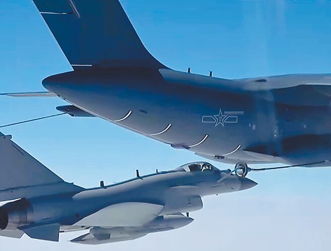 解放軍東部戰區8日至10日實施環台演習，大陸央視播送包括空軍殲-10C戰鬥機空中加油等演習畫面。（摘自央視軍事）