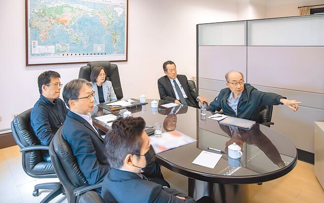 蔡英文總統8日在結束與麥考爾訪問團的交流後，隨即回到總統府聽取軍演簡報。（摘自蔡英文Tsai Ing-wen臉書）