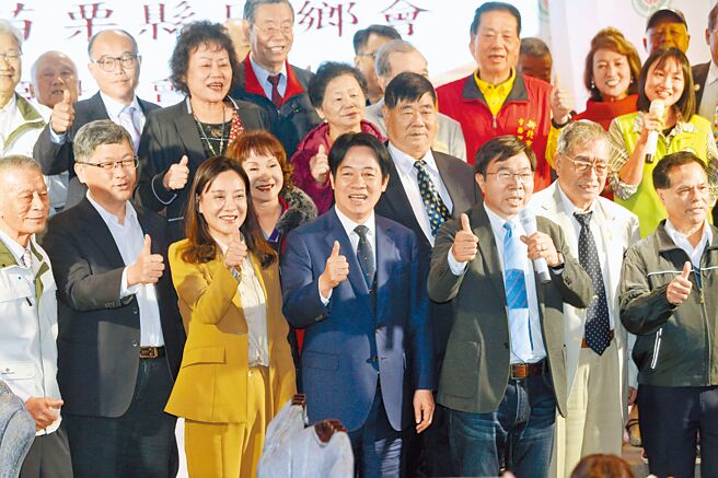 副總統賴清德（中）8日出席「台北市苗栗縣同鄉會第20屆第1次會員大會暨敬老表揚活動」，並與現場來賓一同合影。（杜宜諳攝）