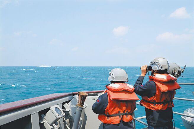 中共東部戰區宣布在台灣周邊軍演，國軍加強戒備。圖為張騫軍艦監控共艦馬鞍山艦。（國防部提供）