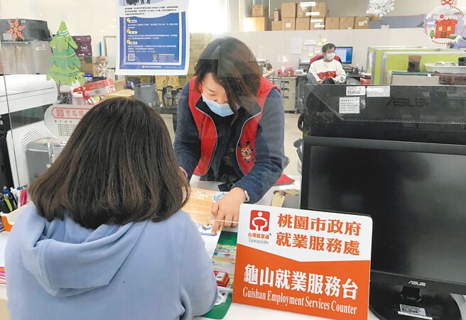 专家表示，在各行各业缺工的当下，安心即时上工计画应考虑中止，避免遭质疑政府跟民间「抢工」；劳动部表示，将考虑实施至今年6月底为止。图为2021年6月22日，桃园就服处鼓励民眾透过台湾就业通线上申办安心即时上工。（本报资料照片）