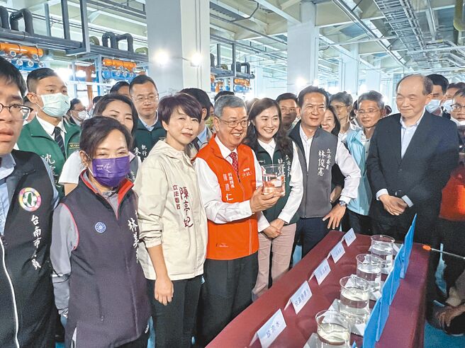 行政院长陈建仁（前排红背心）视察台南安平再生水厂。（洪荣志摄）