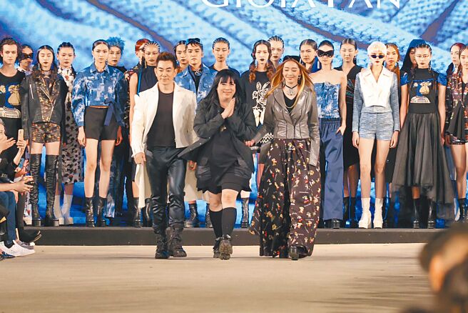 新北市政府與台北時裝周設計師潘怡良（前排中）合作，8日晚間舉辦北海岸時尚藝術季時裝秀，歌手任賢齊（前排左）、名模王心恬（前排右）擔任走秀嘉賓。（呂健豪攝）