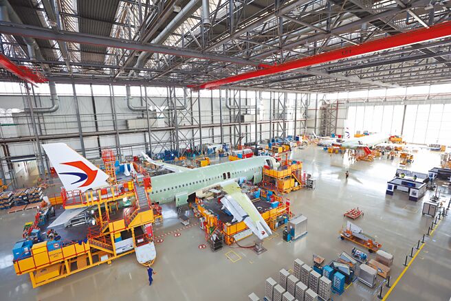 中国航空器材集团公司4月6日与空巴公司在北京签署160架空巴飞机的批量採购协议，其中包括150架A320系列飞机。图为在天津的A320系列飞机。（新华社）