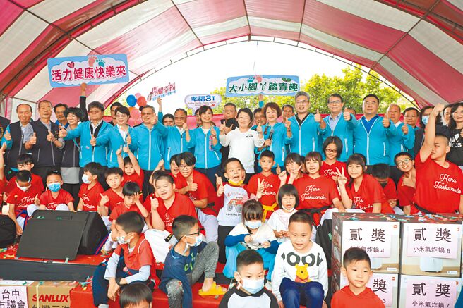 「全國Walking日-台中市112年度春季親子健行活動」8日於921震災紀念公園熱鬧登場，市長盧秀燕親自到場鼓勵市民持續參與運動。（馮惠宜攝）