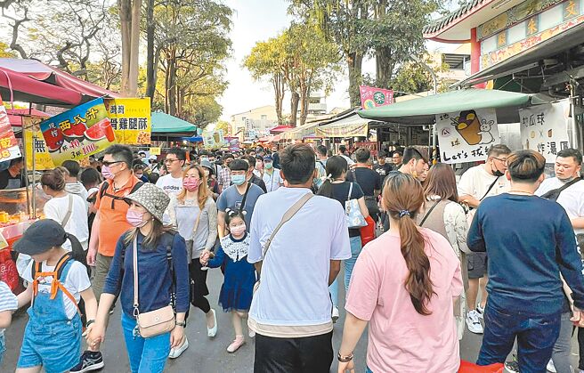 每到假日大量旅客湧入台南，經常一房難求，台南市政府觀光旅遊局攜手4大公會開發台南市專屬訂房系統，滿足團體訂房需求。圖為安平老街假日人潮。（觀旅局提供／洪榮志台南傳真）