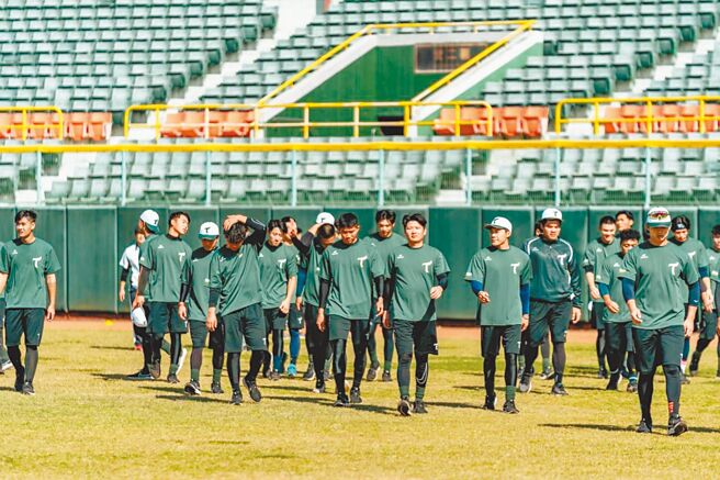 圖為台鋼雄鷹今年大年初六開訓場景，現因澄清湖棒球場場地爆出安全疑慮，球隊將轉移至楠梓訓練。（高市運發局提供／柯宗緯高雄傳真）