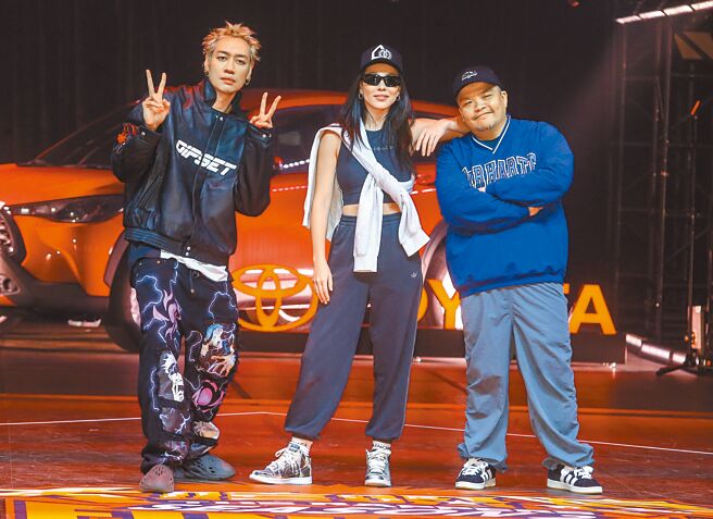 《大嘻哈2》评审陈星翰（左起）、蔡诗芸、迪拉胖昨出席总冠军赛。（粘耿豪摄）