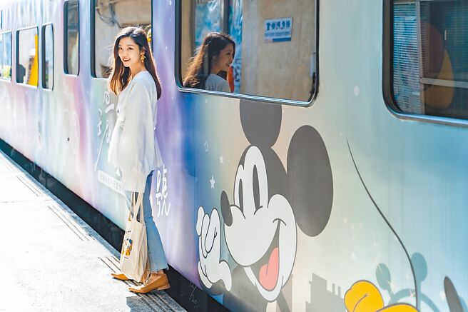 易游网推出加场的「环岛之星梦想号‧告五人演唱会套票」让宾客能搭迪士尼主题列车去看演唱会。（易游网提供）