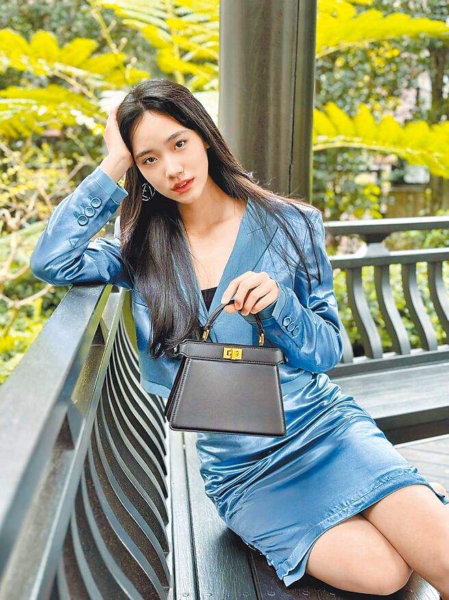 小S二女儿Lily以蓝灰色缎面套装成熟化身名媛诠释Peekaboo ISeeU。（摘自IG）