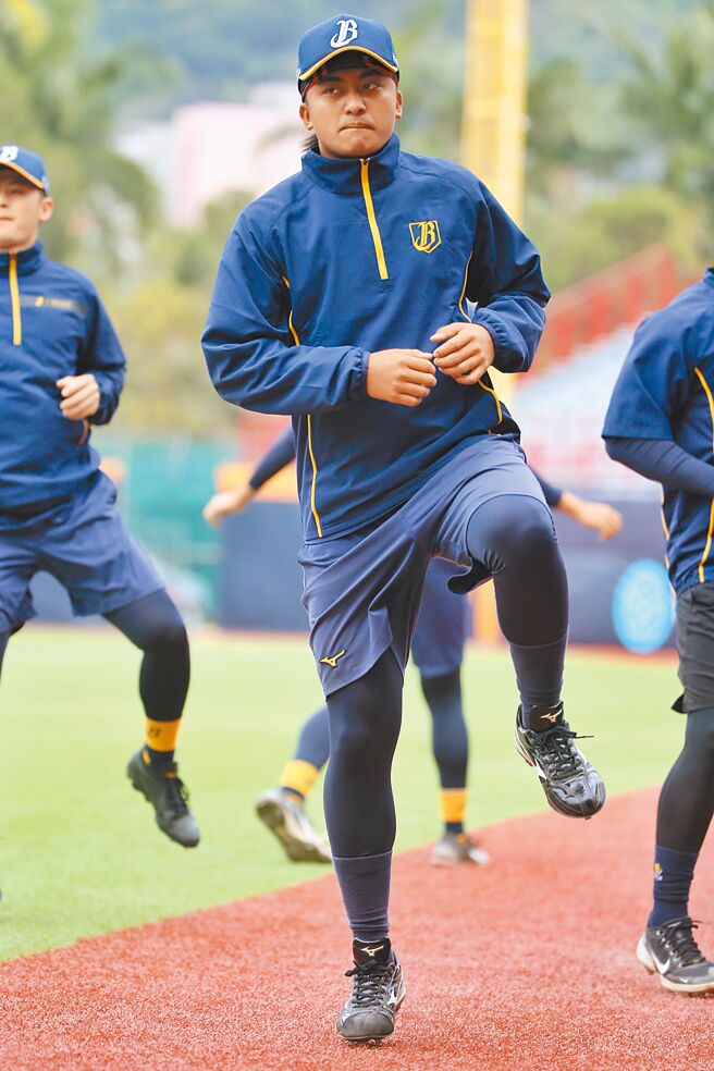 中信兄弟余谦今天将在龙象3连战最终战担任先发投手。（杜宜谙摄）