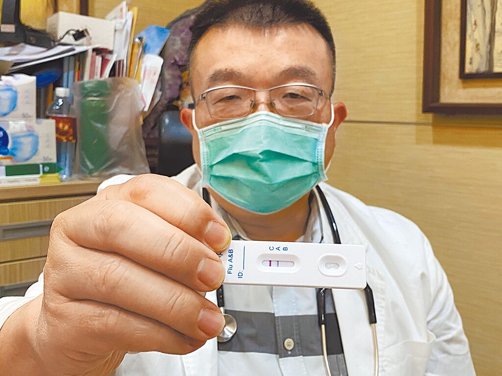 小兒科醫師施勝桓表示，感染確診用抗病毒藥可快速緩解症狀，他呼籲有感冒不適症狀快就醫快篩。（馮惠宜攝）