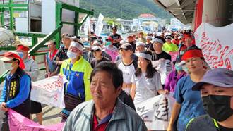 綠島客輪拒載漁貨 漁民齊聚碼頭抗議