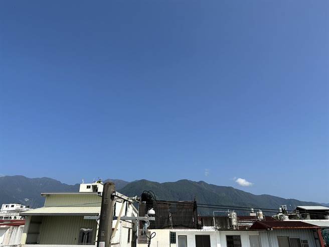 花莲北区今天早上8点多，连续传出4次不明「爆炸巨响」，吓得网友赶紧上网询问「天空为何传出巨响」。（罗亦晽摄）