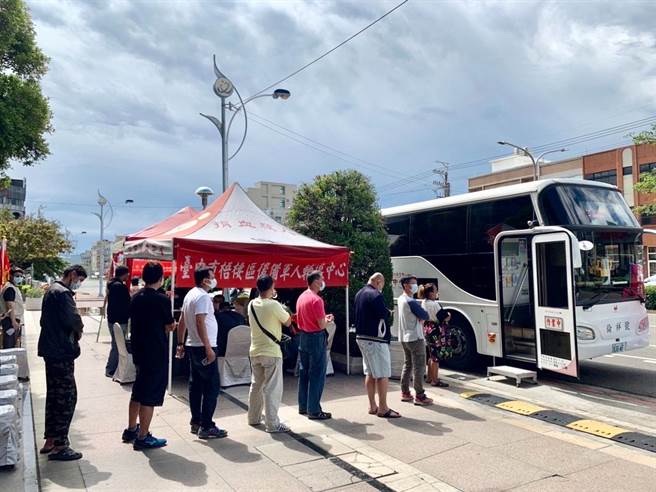 台中港酒店為響應捐血公益活動，凡捐250c.c.熱血者，贈樂滿地自助百匯早餐劵乙張、白米乙包、限量紀念版郵票乙張等。(台中港酒店提供)