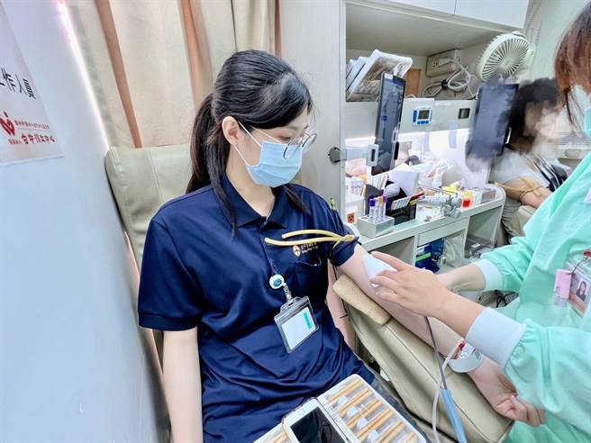 台中港酒店為響應捐血公益活動，凡捐250c.c.熱血者，贈樂滿地自助百匯早餐劵乙張、白米乙包、限量紀念版郵票乙張等。(台中港酒店提供)