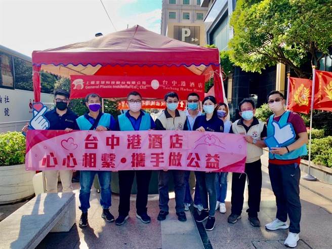 台中港酒店為響應捐血公益活動，凡捐250c.c.熱血者，贈樂滿地自助百匯早餐劵乙張、白米乙包、限量紀念版郵票乙張等。(台中港酒店提供)