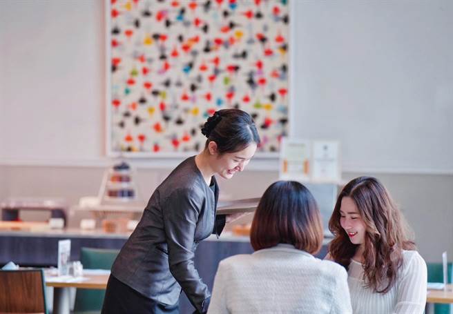 台中港酒店為響應捐血公益活動，凡捐250c.c.熱血者，贈樂滿地自助百匯早餐劵乙張、白米乙包、限量紀念版郵票乙張等。(台中港酒店提供)